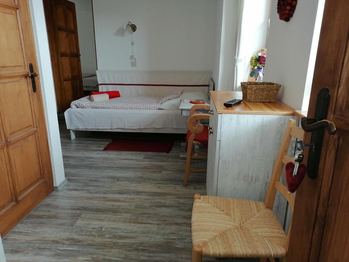 Hotel Mives Vendeghaz Pogány Exterior foto